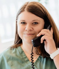 Mitarbeiterin des Schubert Hanswille Praxisteams am Telefon Mitarbeiterin des Schubert Hanswille Praxisteams am Telefon